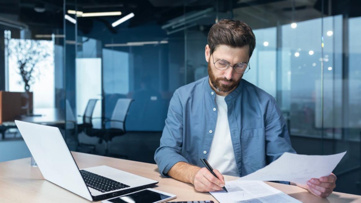 Espace de travail organisé pour l'apprentissage des finances