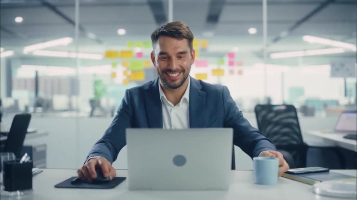 Participants lors d'un atelier d'investissement analysant des documents financiers